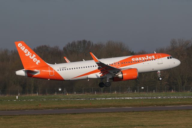 Airbus A320neo (G-UZHT) - EZY1962 arriving from Lyon