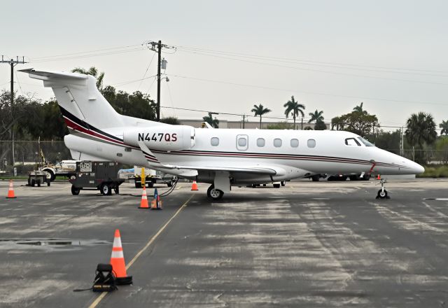 Embraer Phenom 300 (N447QS)