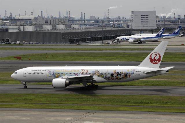 Boeing 777-200 (JA8985) - Taxing at Haneda Intl Airport on 2013/07/20 "No-1 JAL Happiness Express c/s"