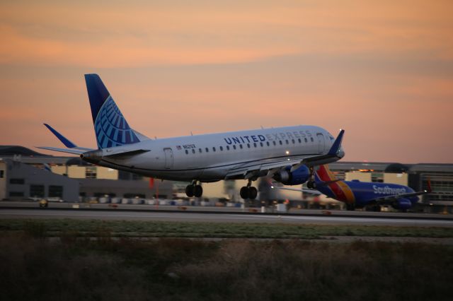 EMBRAER 175 (long wing) (N621UX)