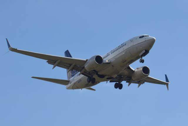 Boeing 737-700 (N14735)