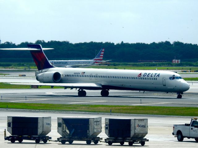 McDonnell Douglas MD-90 (N906DA)