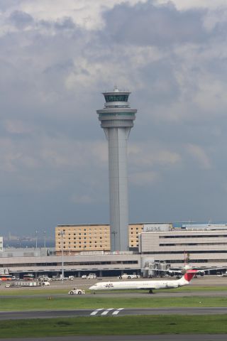 McDonnell Douglas MD-90 (JA8065)