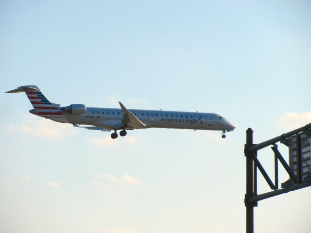 Canadair Regional Jet CRJ-900 (N556NN) - :]