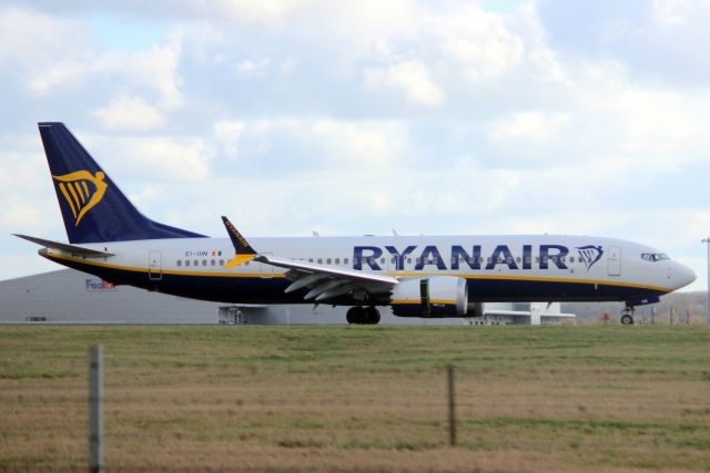 Boeing 737 MAX 8 (EI-IHN) - Landing on rwy 22 on 16-Feb-24 operating flight RYR642 from LEVC.