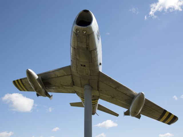 FU993 — - Planes on Poles at OSH.