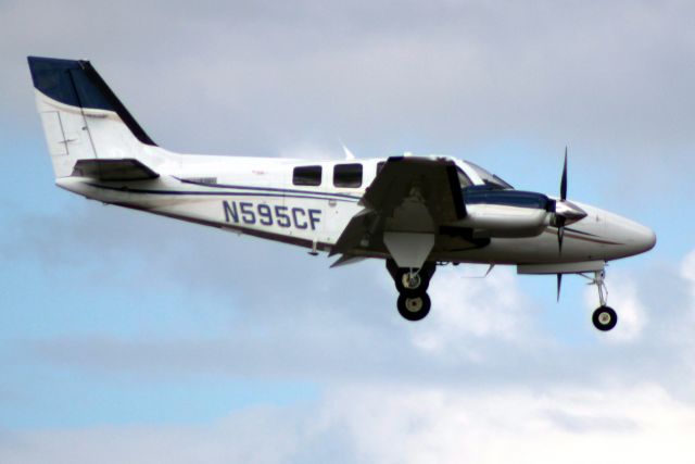 Beechcraft Baron (58) (N595CF) - On final approach for rwy 7 on 3-Nov-16 visiting on a round trip from KSPG.