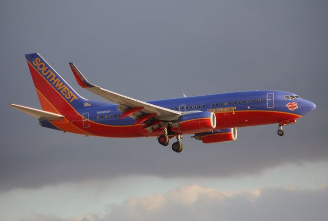 Boeing 737-700 (N938WN) - landing 24R in CLE