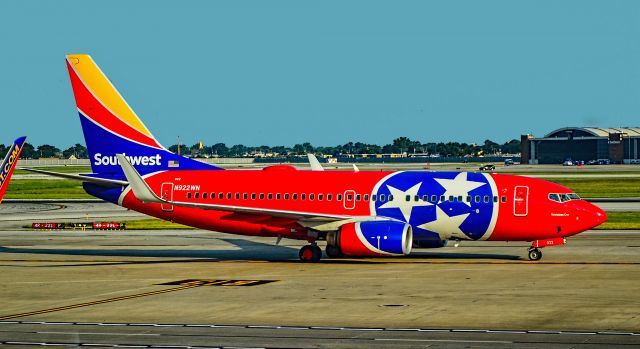 Boeing 737-700 (N922WN) - N922WN Southwest Airlines Boeing 737-7H4 s/n 32461 “Tennessee One” - Chicago Midway International Airport (IATA: MDW, ICAO: KMDW, FAA LID: MDWbr /Photo: TDelCorobr /July 30, 2018