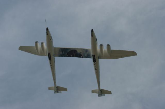 — — - Virgin Galactic Mother Ship at EAA 2009 Low Pass