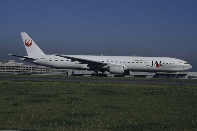 BOEING 777-300 (JA8942) - Taxing at Tokyo-Haneda Intl Airport on 1998/09/09