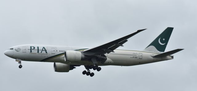 Boeing 777 (AP-BGY) - LANDING 27R