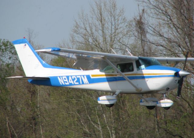 Cessna Skylane (N9427M) - Landing on runway 14 at the Shreveport Downtown airport.