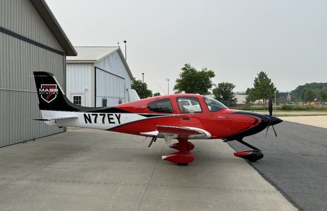 Cirrus SR22 Turbo (N77EY)