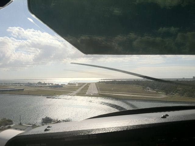 Cessna Skycatcher (N52054) - on final for runway 22 at Peter O Knight