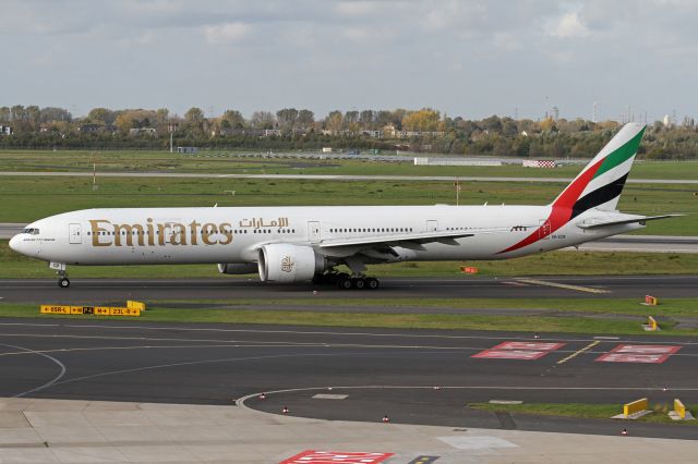 BOEING 777-300 (A6-ECB)