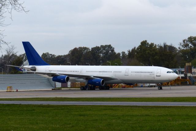 Airbus A340-300 (LV-BIT) - El BIT esperando su redelivery, pero fue puesto nuevamente en servicio hace un mes.