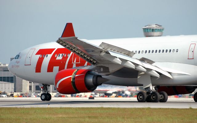 Airbus A330-200 (HB-IQO) - slats, flap, spoilers & full reverse thrust to slow down on R-8L