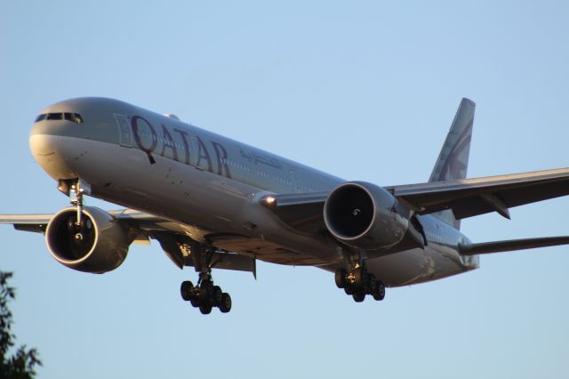 BOEING 777-300ER (A7-BER) - A Qatar B777-300ER on final approach into LHR, landing on runway 27L.br /br /Location: Myrtle Ave.br /Date: 04.08.22 (dd/mm/yy).