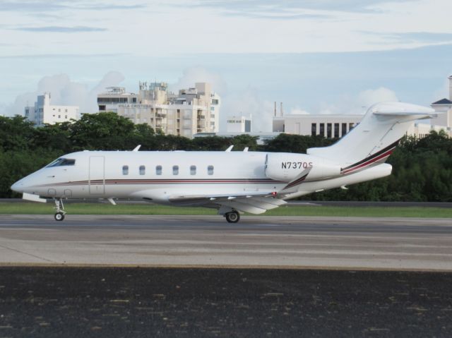 Bombardier Challenger 300 (N737QS)