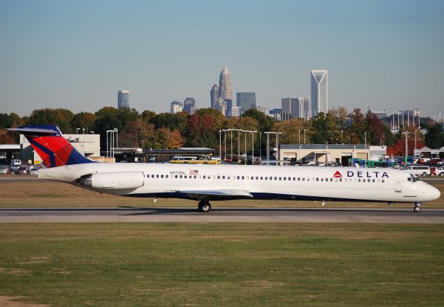 McDonnell Douglas MD-88 (N972DL) - Rolling 18C - 11/13/10