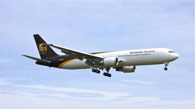 BOEING 767-300 (N350UP) - BOE281on final approach to runway 16R to complete its maiden flight on 4/8/12.