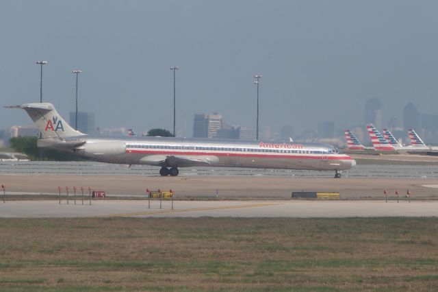 McDonnell Douglas MD-83 (N590AA)