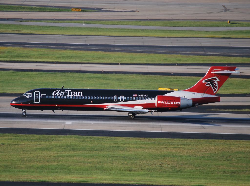 Boeing 717-200 (N891AT) - Atlanta Falcons livery arriving 6/16/12