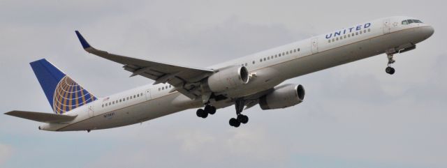 BOEING 757-300 (N75851)