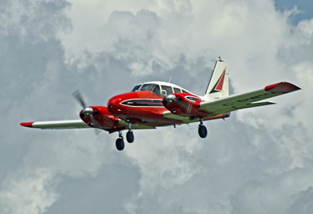 Piper Apache (C-GWIQ) - 1962 Piper PA-23-250 Aztec B (C-GWIQ/27-2135) on final approach to runway 27 (June 30, 2021)