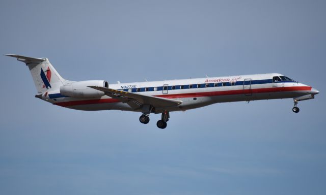 Embraer ERJ-135 (N827AE)