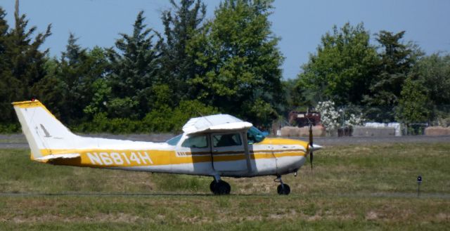 Cessna Skyhawk (N6814H) - Taxiing for departure is this 1975 Cessna 172M Skyhawk in the Spring of 2023.