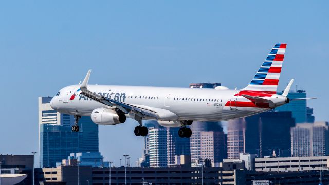 Airbus A321 (N142AN) - 22L landing