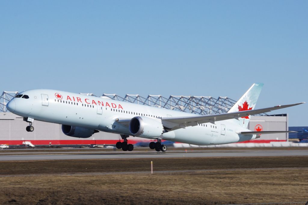Boeing 787-9 Dreamliner (C-FRSO)
