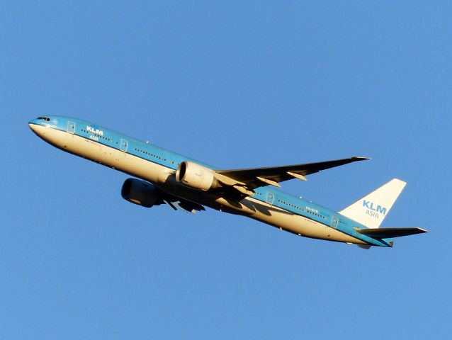 BOEING 777-300 (PH-BVB) - Hermoso ángulo de despegue