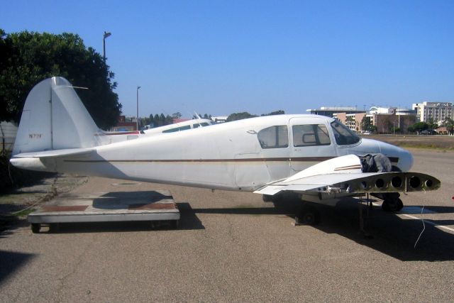 Piper Apache (N72F) - Seen here on 13-Aug-06.  Registration cancelled 6-Sep-12.