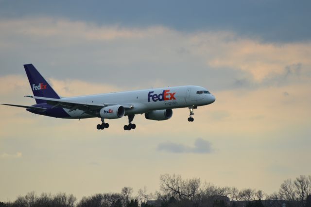 Boeing 757-200 (N960FD) - N960FD on final to Runway 3 in KFSD.