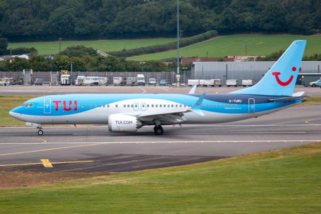 Boeing 737-700 (G-TUMU)