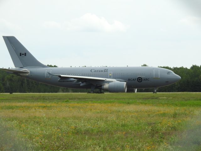 N15004 — - Areoport Saguenay Bagotville