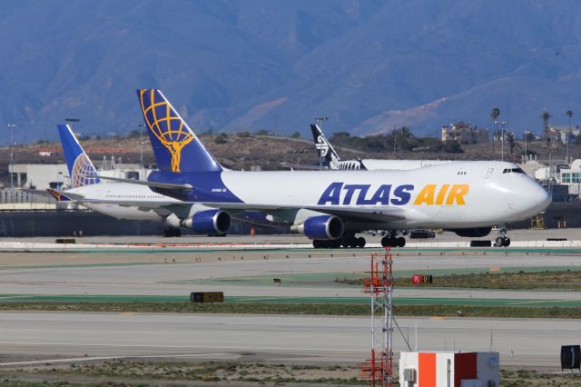 Boeing 747-400 (N418MC)