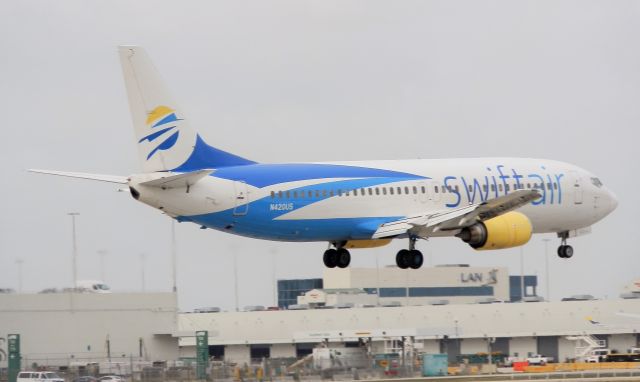 BOEING 737-400 (N420US)