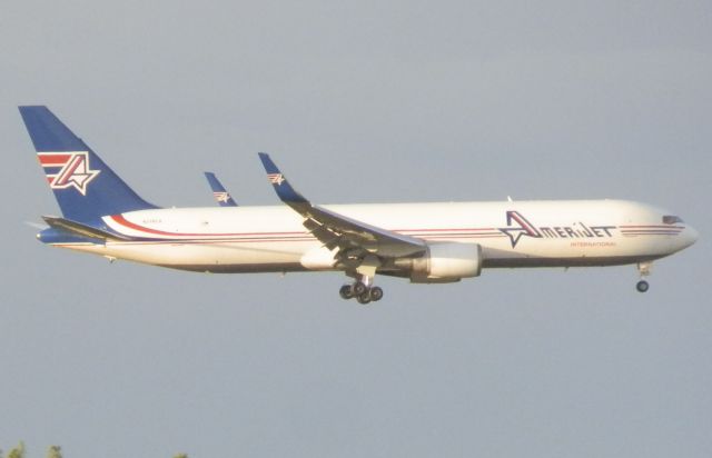 BOEING 767-300 (N378CX)