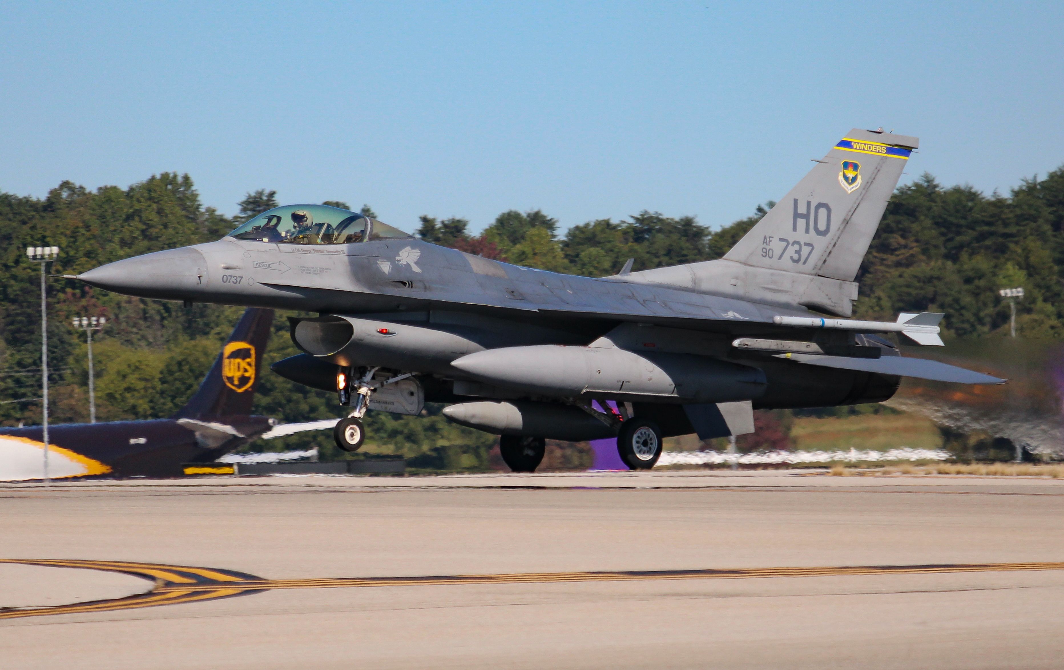 Lockheed F-16 Fighting Falcon (90-0737)