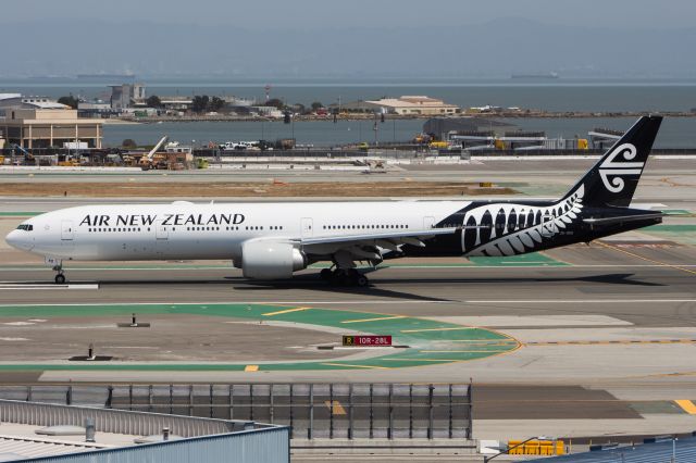 BOEING 777-300ER (ZK-OKO)