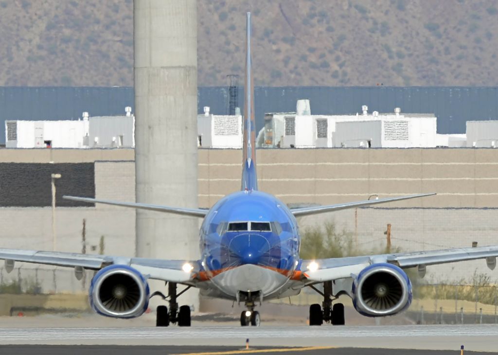 Boeing 737-700 (N713SY)