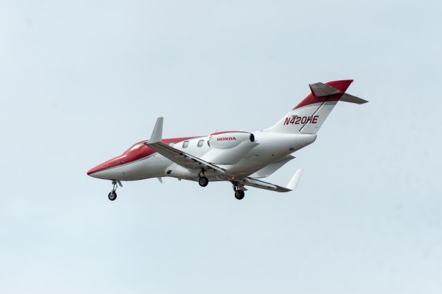 Honda HondaJet (HON21) - 10May2015 rnwy26: HDJT(HA420) N420HE(Honda Europe)