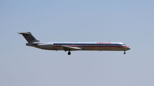 McDonnell Douglas MD-83 (N9677W)