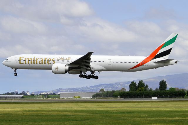 Boeing 777-200 (A6-EBW)