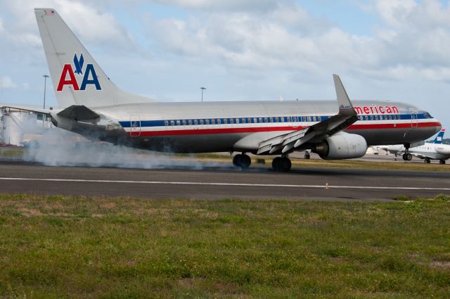 Boeing 737-800 (N909AN)