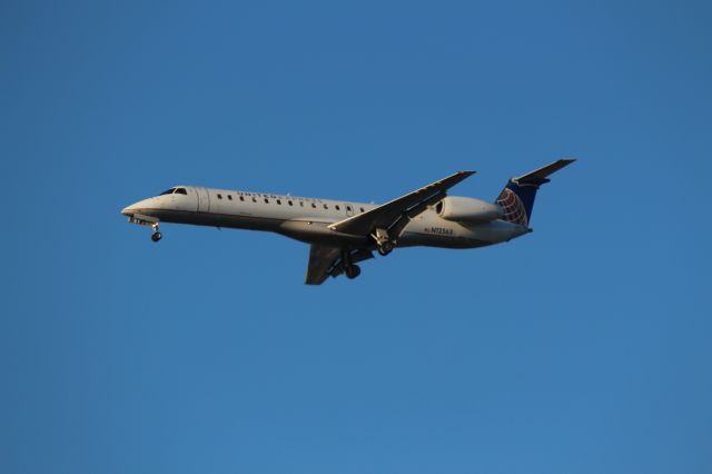 Embraer ERJ-145 (N12563) - Landing 28C